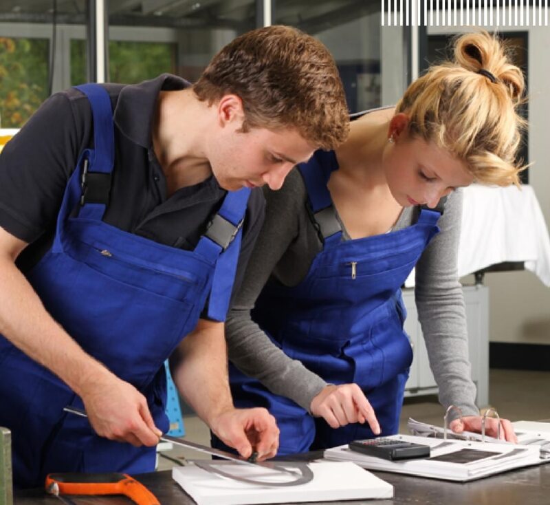 Zu sehen sind zwei junge Menschen. Das Foto illustriert den Flyer „EnergieJobs.NRW - Berufswelt Energie und Klimaschutz“.