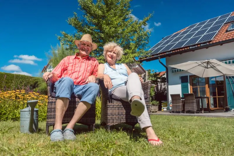 Zu sehen ist ein Haus mit Photovoltaik-Anlage, wie es bei der Nachfragebündelung für Photovoltaik mit einer passenden Anlage ausgestattet sein könnte.