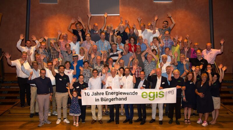 Im Bild die Generalversammlung der Energiegenossenschaft EGIS eG, die den Photovoltaikpark Bundorf baut. Er wird nach Fertigstellung größter Bürgersolarpark Deutschlands sein.
