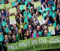 Zu sehen ist eine Menschenmenge vom Bündnis Bürgerenergie e.V., das in der Jury des Ideenwettbewerbs „Energiegenossenschaft der Zukunft NRW“ vertreten ist.