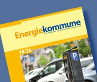 Titelseite der Zeitschrift Energiekommune, Ausgabe 10/26, auf blauem Hintergrund
