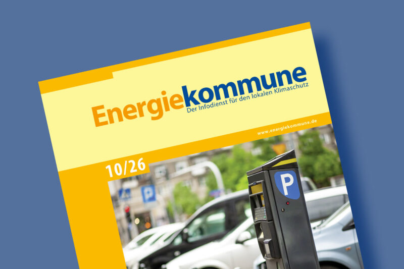 Titelseite der Zeitschrift Energiekommune, Ausgabe 10/26, auf blauem Hintergrund