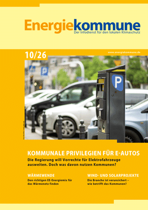 Titelseite Energiekommune 10/26 mit einen Parkplatz und Parksäule als Titelmotiv