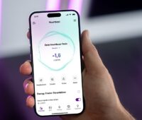 Ein Handy mit der Energiemanagement-Software Heartbeat AI von 1Komma5°.