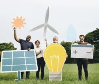 Zu sehen sind Menschen mit Symbolen für Batteriespeicher, Photovoltaik und Windenergie als Symbol für 100 % erneuerbare Energien.