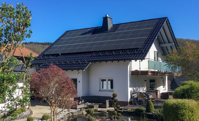 Im Bild ein Haus mit Photovoltaik-Anlage, dessen Bewohner:innen von der Enerix Direktvermarktung von Solarstrom profitieren können.