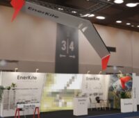 Zu sehen ist der Messestand von Enerkite, das Unternehmen entwickelt Flugwindkraft-Technologie.