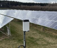 Sensor zur Datensammlung an einem PV-Park.