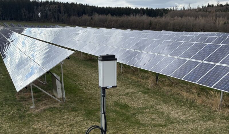 Sensor zur Datensammlung an einem PV-Park.