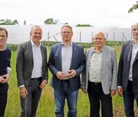 Im Bild Offizielle von Enerparc und Politik bei der Einweihung des Photovoltaik-Solarparks Zeithain.