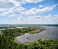 Ein Freiflächensolarpark in grüner Unmgebung in Sachsen.