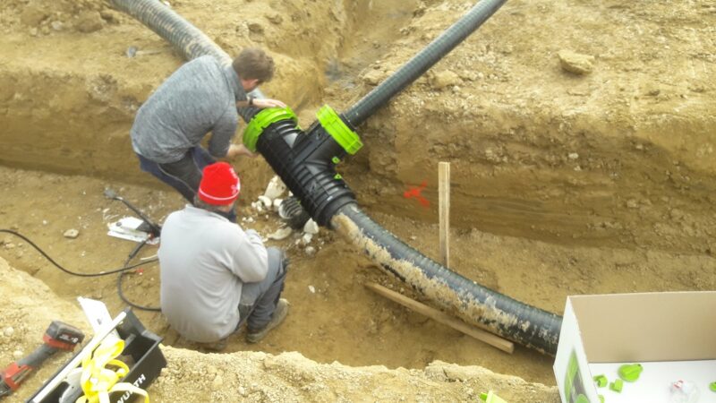 Zu sehen sind die Bauarbeiten für das Nahwärmenetz für das klimaneutrale Wohnbaugebiet in Geiselhöring.