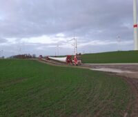 Anlieferung von Rotorblättern auf einem LKW mit Hängern für einen Windpark.
