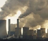 Zu sehen ist ein gigantisches Kohlekraftwerk. Strommarktexperten erwarten, dass der Kohleausstieg durch neue, wasserstofffähige Gaskraftwerke kompensiert wird.