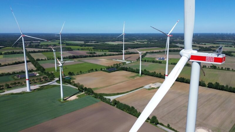 Windpark im norddeutschen Flachland.