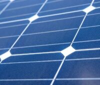 Im Bild ein Photovoltaik-Modul, das mit einem IQ8-Microinverter von Enphase ausgestattet sein könnte.