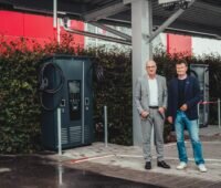 Zwei Personen unter einem PV-Dach eines Carports am Stadion von Mainz 05.