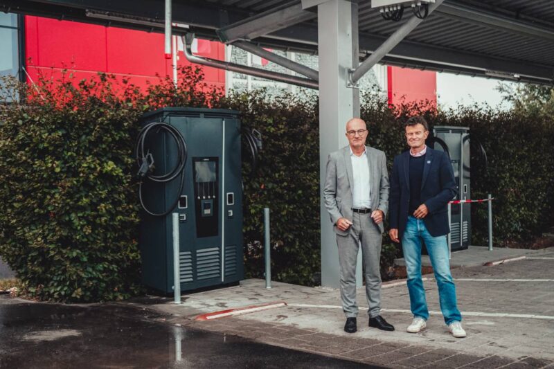 Zwei Personen unter einem PV-Dach eines Carports am Stadion von Mainz 05.