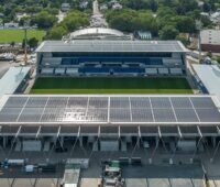 Im Bild die Photovoltaik-Anlage von Darmstadt 98 auf den Dächern des Fußballstadions am Böllenfalltor.