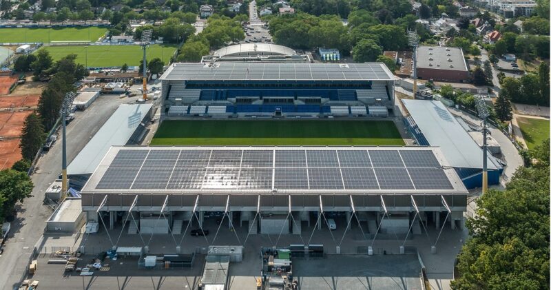 Im Bild die Photovoltaik-Anlage von Darmstadt 98 auf den Dächern des Fußballstadions am Böllenfalltor.