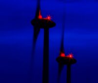 Windenergie-Anlagen mit roten Lichtern - für die Bedarfsgerechte Nachtkennzeichnung für Windenergie ist nun mehr Zeit dank des Solarpaket I.