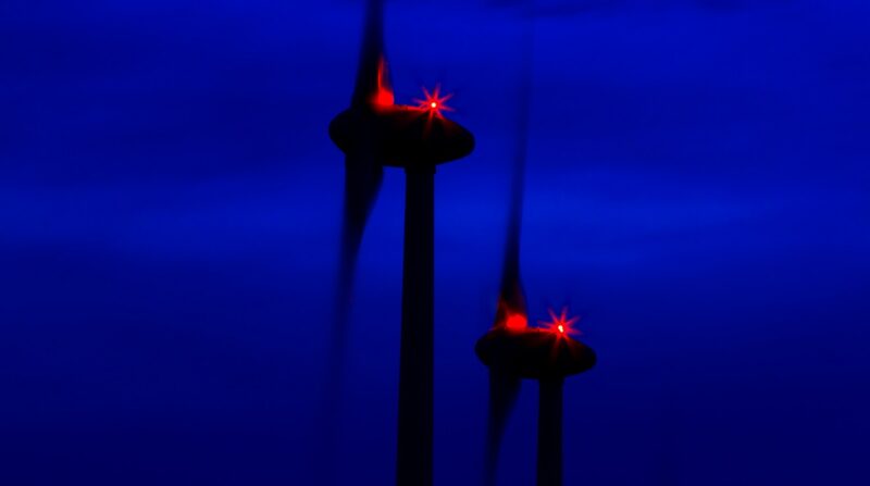 Zurzeit rüstet der Darmstädter Energieversorger Entega seine Windenergieanlagen in Groß-Umstadt auf dem Binselberg auf die bedarfsgerechte Nachtkennzeichnung um.