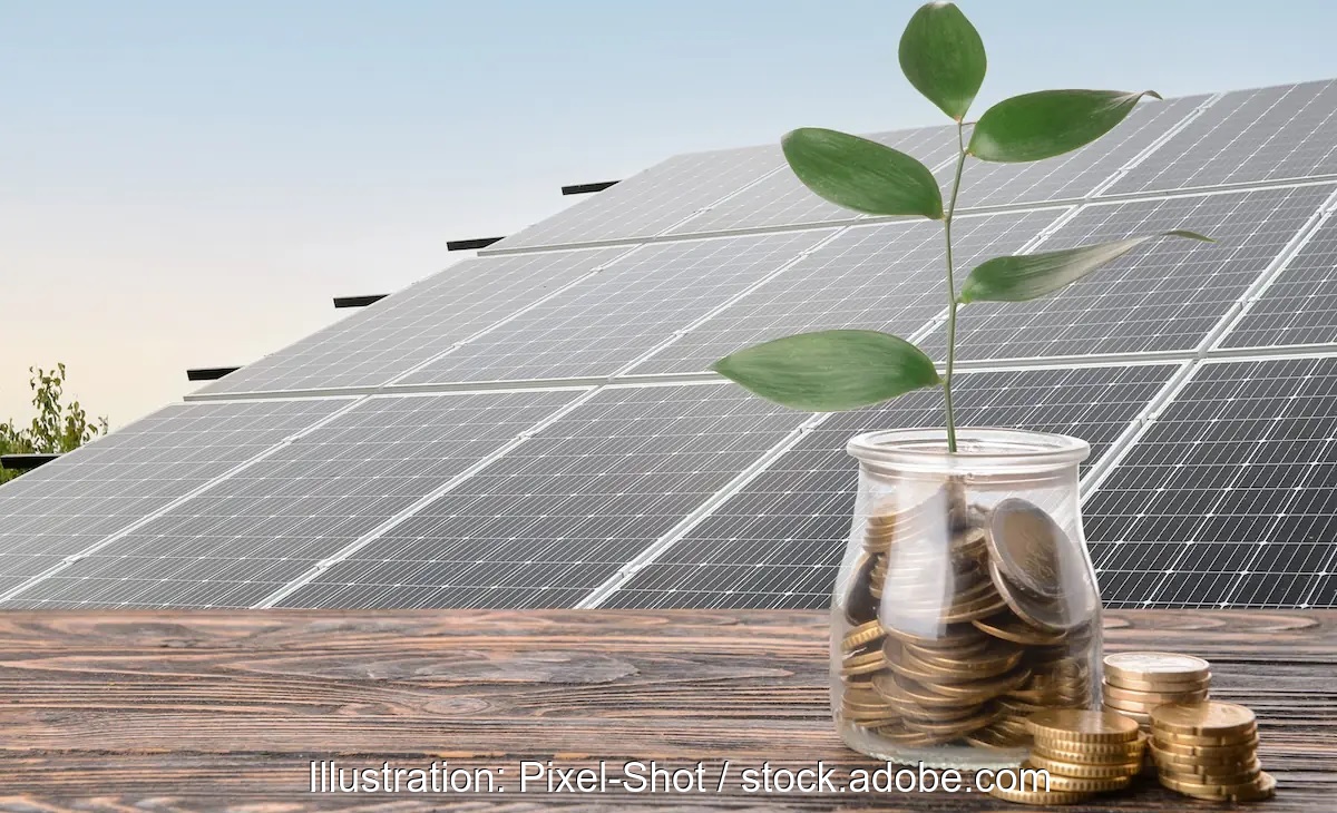 Im Bild ein Glas mit Geldmünzen vor Photovoltaik-Anlage, die Eon-Solarstrom-Auswertung hat das größte Solarpotenzial in 2024 für Bayern ausgemacht.