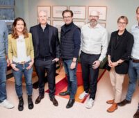 Gruppenfoto von zwei Frauen und vier Männern im Büro.