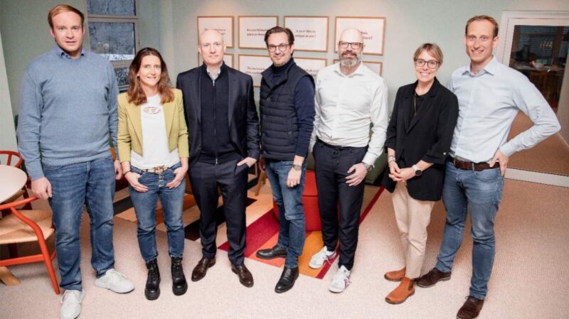 Gruppenfoto von zwei Frauen und vier Männern im Büro.