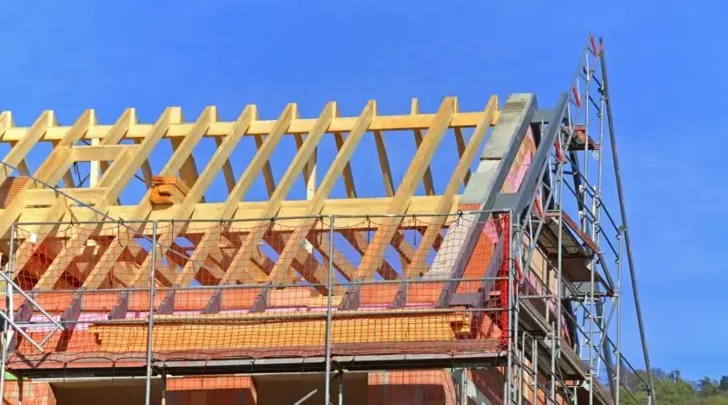 Ein Neubau mit offenen Dachsparren, eine Photovoltaik-Vorschrift für Neubauten gilt in acht Bundesländern.