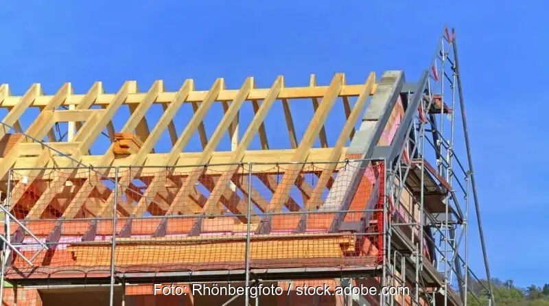 Ein Neubau mit offenen Dachsparren, eine Photovoltaik-Vorschrift für Neubauten gilt in acht Bundesländern.