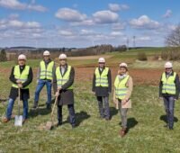 Zu sehen sind Offizielle beim Spatenstich für den Eon Photovoltaik-Solarpark in Arzberg.