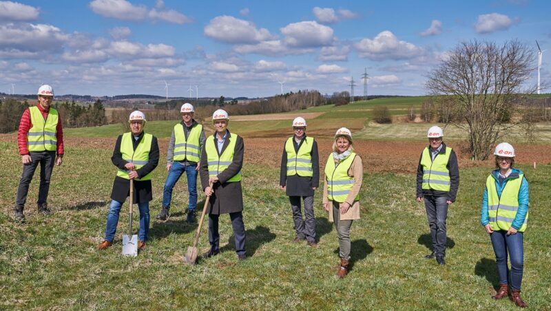 Zu sehen sind Offizielle beim Spatenstich für den Eon Photovoltaik-Solarpark in Arzberg.