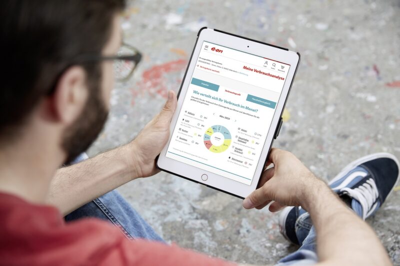 Zu sehen ist ein Mann, der auf seinem Tablett den Stromverbrauch überprüft. Laut Eon Smart Meter Umfrage sind 51 Prozent der Befragten offen für Smart Meter.