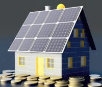 Zeichnung eines Hauses mit Photovoltaik-Anlage und Geldmünzen, der Solarertrag im Bundesländer-Vergleich war im ersten Halbjahr 2025 im Saarland am größten.