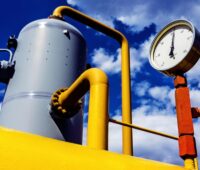 Gelbe Leitung für Erdgas in einer Industrie-Anlage, Druckanzeige und Speicher - Symbol für Ersatz von Erdgas aus Russland