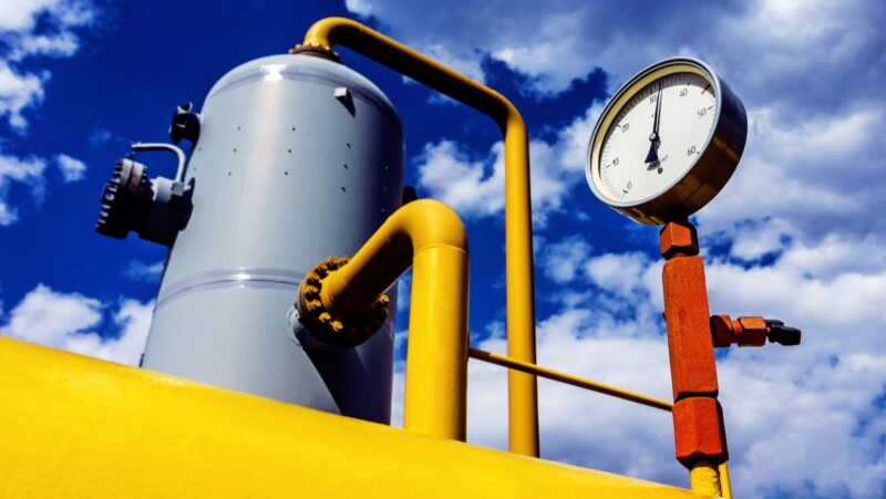 Gelbe Leitung für Erdgas in einer Industrie-Anlage, Druckanzeige und Speicher - Symbol für Ersatz von Erdgas aus Russland