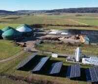 Im Bild die Biogasaufbereitungs- und Einspeiseanlage in Riedlingen, die nun um eine Photovoltaik-Anlage ergänzt wurde.