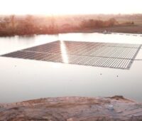 Zu sehen ist ein Beispiel für Sonnenkraftwerke auf Baggerseen. Floating-PV wird immer beliebter.