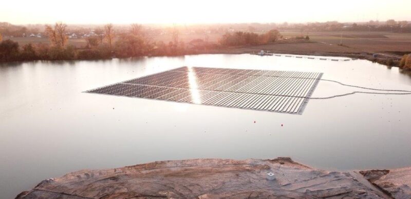 Zu sehen ist ein Beispiel für Sonnenkraftwerke auf Baggerseen. Floating-PV wird immer beliebter.