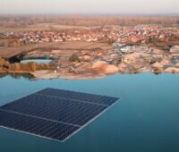 Zu sehen ist eine schwimmende Solaranlage, die Erdgas Südwest ungesetzt hat.