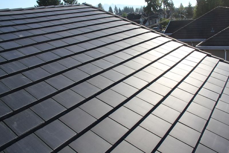 Dach mit Solarplatten.