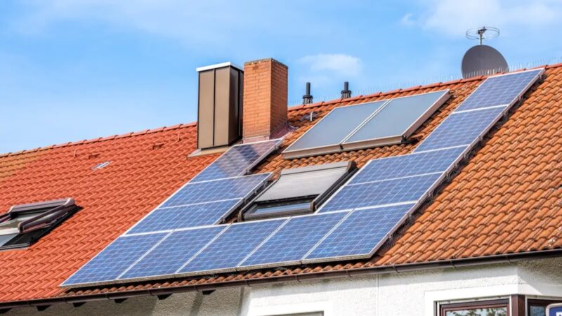 Ein Haus mit Photovoltaik-Anlage auf dem Dach, der Betreiber kann eine erhöhte Volleinspeisevergütung beantragen, wenn er auf den Eigenverbrauch verzichten will.
