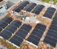 Ein Gründach mit Photovoltaikanlage, das Gründach-PV-Montagesystem MSP-FR green von Schweizer kommt mit wenig Ballast aus.