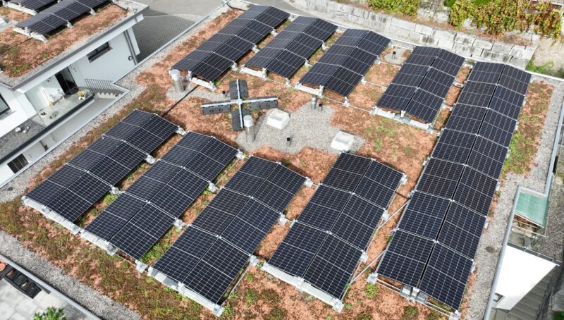 Ein Gründach mit Photovoltaikanlage, das Gründach-PV-Montagesystem MSP-FR green von Schweizer kommt mit wenig Ballast aus.