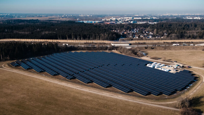 Drohnenaufnahme vom Jochen Schweizer Arena Solarpark.