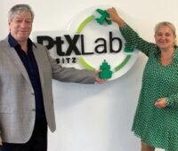 Corinna Enders und Harry Lehmann mit dem Logo des PtXLab