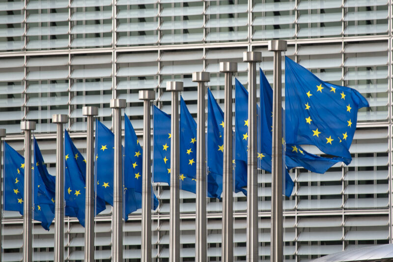 Nahaufnahmen von wehenden Europa-Flaggen vor dem EU-Kommissionsgebäude in Brüssel.