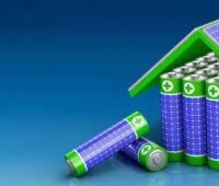 Im Bild ein Stapel Batterien unter einem Dach mit PV-Modulen als Symbol für die Eisen-Salz-Batterietechnologie.