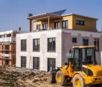 Zu sehen ist ein Neubau mit Solarthermie, der nach den geltenden Baustandards in Deutschland gebaut wird. Diese sind laut DUH keine europarechtskonforme Baustandards.